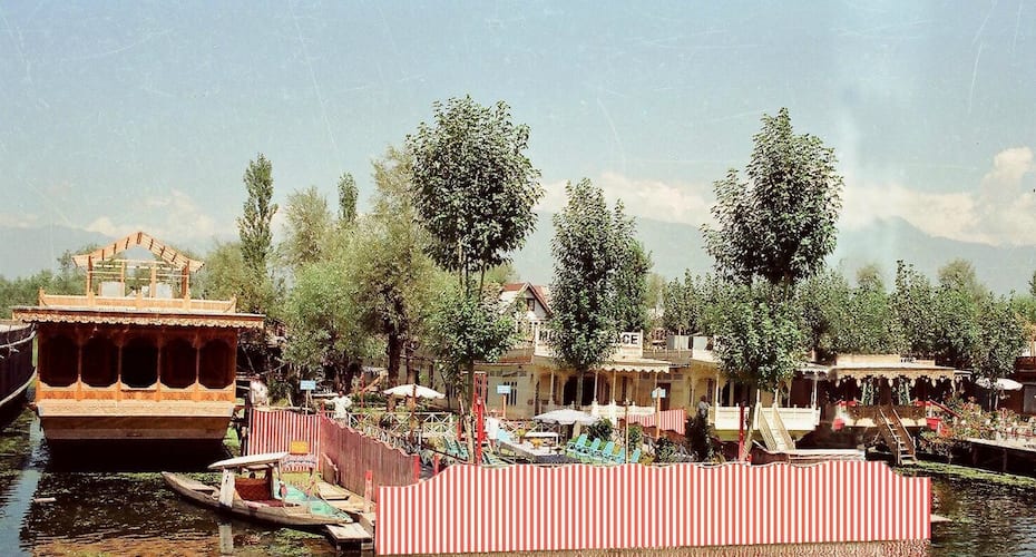 https://imgcld.yatra.com/ytimages/image/upload/t_hotel_yatra_details_desktop/v1432822324/Domestic Hotels/Hotels_Srinagar/Mughal Sheraton Houseboat/back_view.jpg